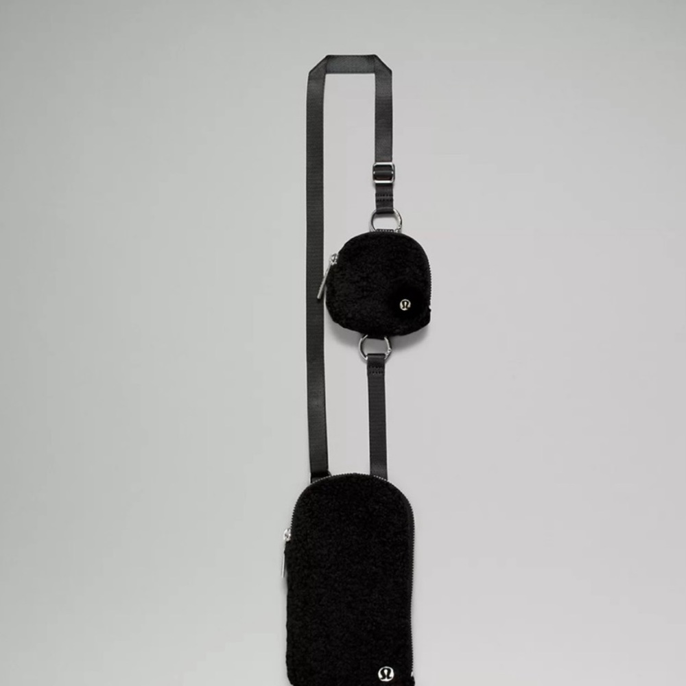 Sale!▪️Lululemon Fleece Crossbody in Black - Picture 3 of 7